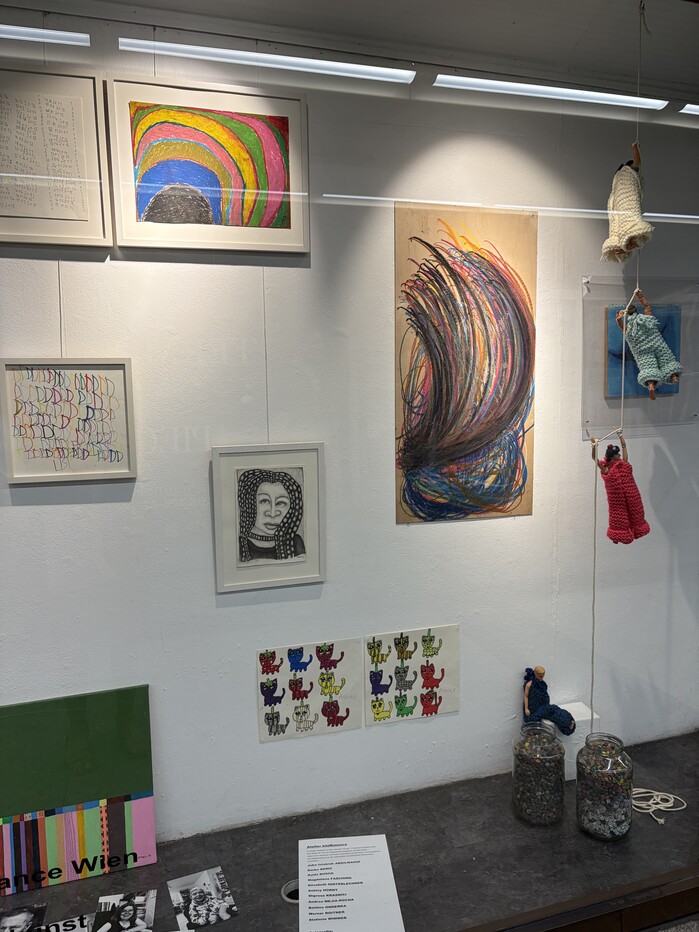Vitrine, in welcher mehrere Kunstwerke zu sehen sind.