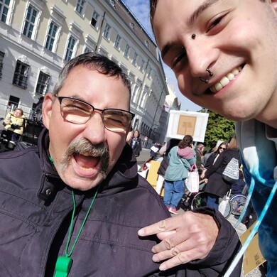 Ein Nutzer und ein Betreuer von BALANCE nehmen gemeinsam an einer Demonstration f&uuml;r die Inklusion von Menschen mit Behinderung teil.