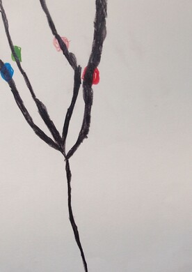 Eine minimalistische Zeichnung des K&uuml;nstlers Darko Beric auf wei&szlig;em Papier. Das Bild zeigt eine stilisierte, schwarze Pflanzenstruktur, die wie ein d&uuml;nner Ast oder St&auml;ngel aus dem unteren Bildrand nach oben w&auml;chst und sich f&auml;cherf&ouml;rmig in drei Zweige verzweigt. An den schwarzen Linien sind vereinzelt kleine, bunte Farbtupfer in Blau, Gr&uuml;n, Rosa und Rot platziert, die wie Bl&uuml;ten oder Knospen wirken. Die Linienf&uuml;hrung ist ungleichm&auml;&szlig;ig und verleiht dem Werk eine organische, lebendige Anmutung.