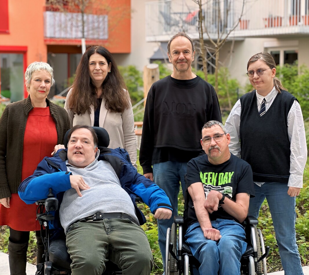 Gruppenbild der Balancer Redaktion aus dem Jahr 2024. Vorne sitzend im Rollstuhl Christian Riezler und Andi Tettinger, dahinter stehend Doris Kallinger, Helga Hiebl, Christian Zuckerst&auml;tter, Pia Wolf