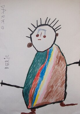 Eine charmante, farbenfrohe Zeichnung des K&uuml;nstlers Darko Beric auf wei&szlig;em Papier. Sie zeigt eine stilisierte menschliche Figur in Bewegung, die an einen Skifahrer oder Wanderer erinnert. Die Figur hat einen runden Kopf mit abstehenden schwarzen Haaren, kleinen Augen und einer blauen Markierung auf der Stirn. Der K&ouml;rper ist als gro&szlig;e, fl&auml;chige Form gestaltet: Die linke Seite ist dunkelgr&uuml;n, die rechte braun, und dazwischen verl&auml;uft ein diagonaler Regenbogen aus roten, blauen und gelben Streifen. In den H&auml;nden h&auml;lt die Figur zwei schwarze St&ouml;cke, und am unteren Rand sind kleine braune F&uuml;&szlig;e in Schrittstellung erkennbar. Am linken Rand steht senkrecht in Druckbuchstaben der Name des K&uuml;nstlers: &bdquo;DARKO BERIC&ldquo;.