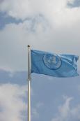 Flagge der UNO weht im Wind