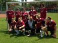 Gruppenbild des Teams BALANCE in den roten BALANCE Dressen vor dem Tor
