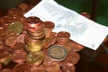 Münzegeld und ein fünf Euro Schein