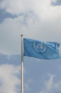 Flagge der UNO weht im Wind