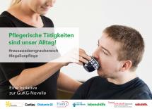 Pflegerin unterstützt Mann beim Trinken